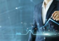 Kosten beim Verkauf eines Unternehmens als Bild mit einem Mann, der einem Graphen malt