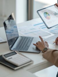 Computer auf einem Schreibtisch als Symbolbild für eine Checkliste zur Unternehmensnachfolge